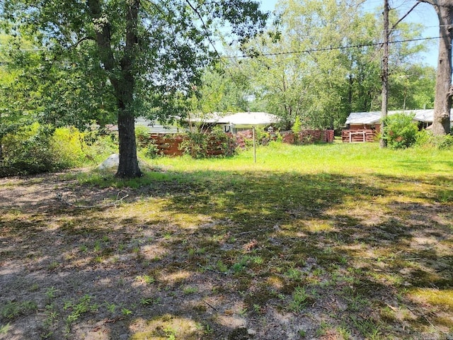 view of yard with an outdoor structure