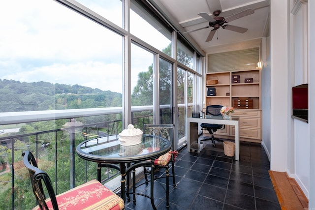 sunroom with ceiling fan