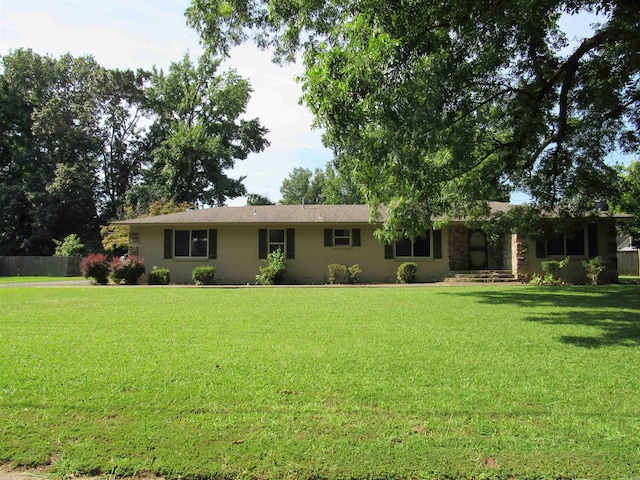 single story home featuring a front yard