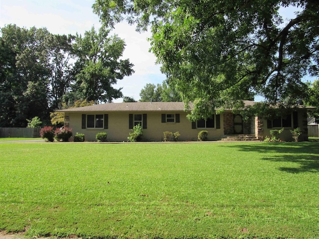 201 W Palm, Lonoke, AR 72086 - ranch-style home featuring a front lawn and fence