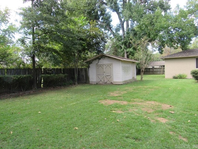 view of yard featuring a storage unit