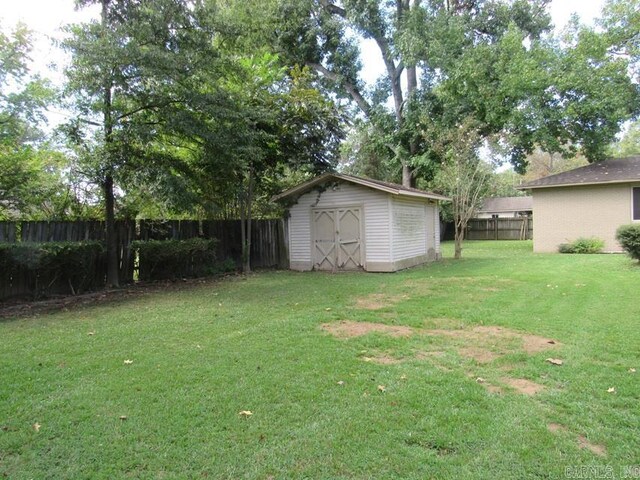 201 W Palm, Lonoke, AR 72086 - view of yard featuring a storage shed, an outbuilding, and a fenced backyard