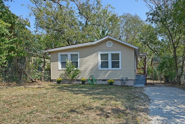 view of side of property featuring a lawn