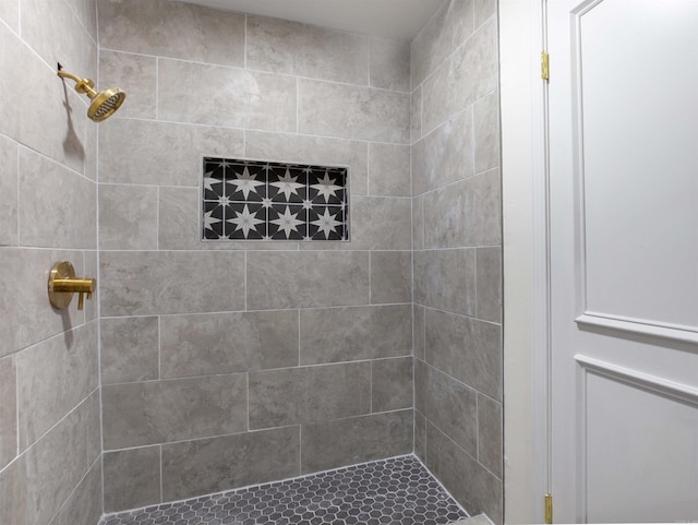 bathroom featuring tiled shower