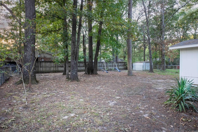 view of yard featuring a storage shed