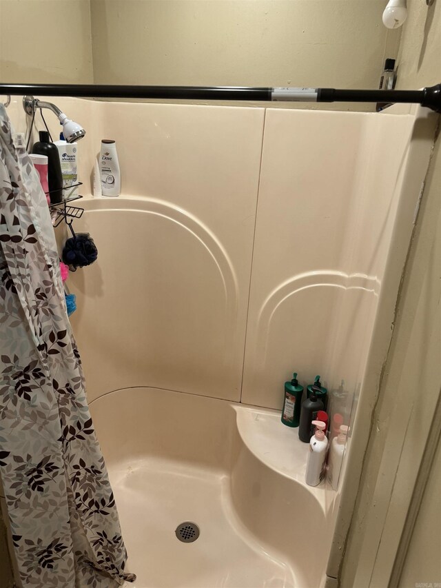 805 Clifton St, Camden, AR 71701 - bathroom featuring curtained shower