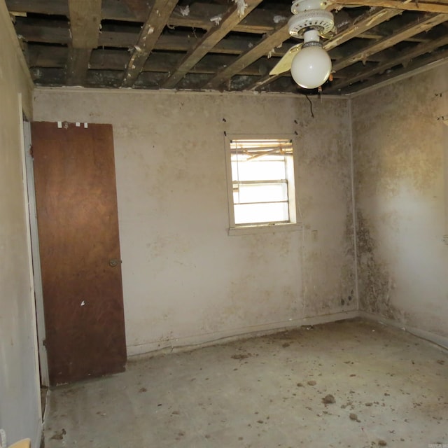 unfurnished room featuring ceiling fan