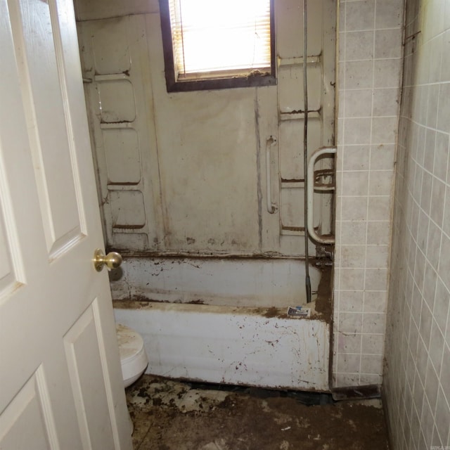 bathroom featuring a bathtub and toilet