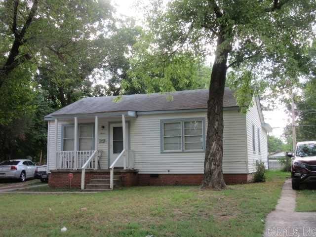 bungalow featuring a front lawn