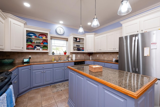 kitchen with pendant lighting, stainless steel appliances, a center island, and white cabinetry