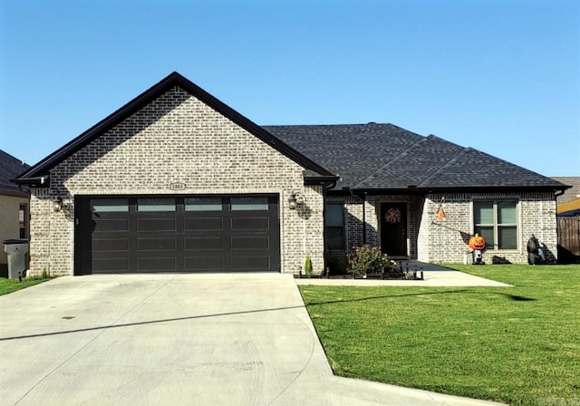 view of front facade featuring a garage and a front yard