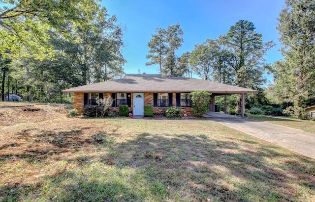 ranch-style home featuring a front lawn and a carport