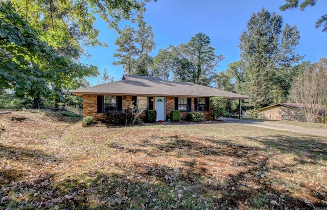 single story home featuring a front lawn