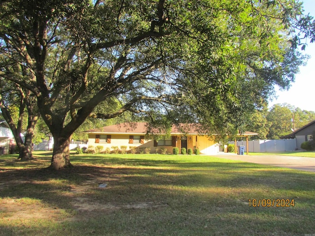 view of front of home featuring a front yard