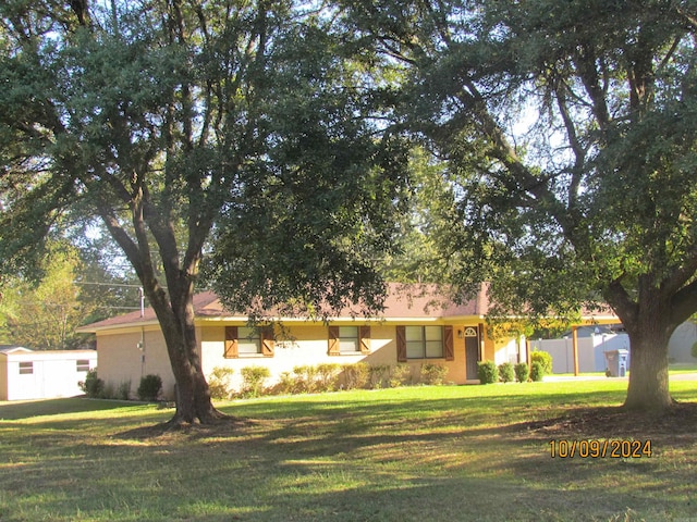 view of front of house with a front lawn