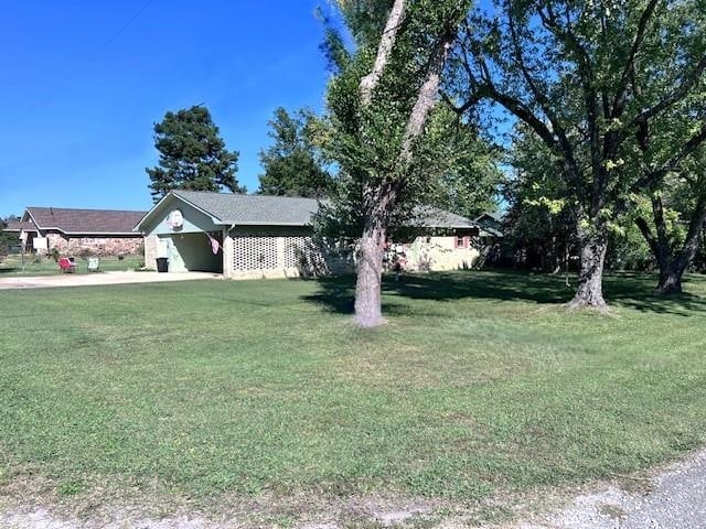 view of front of home featuring a front yard