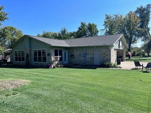 view of front of house featuring a front yard