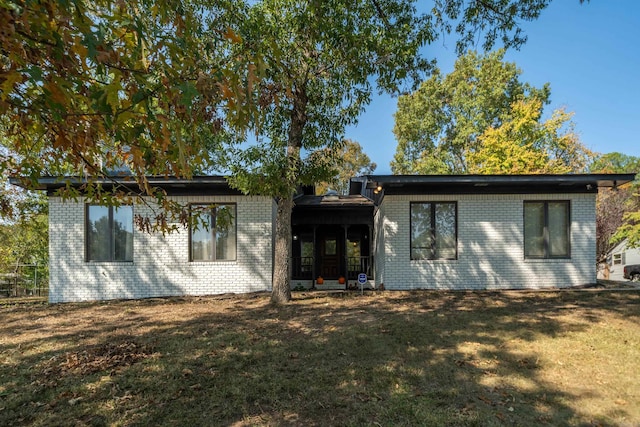 view of front of house featuring a front yard