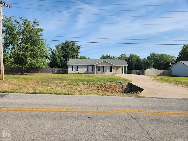 single story home with a front lawn