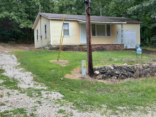 view of front of property featuring a front lawn