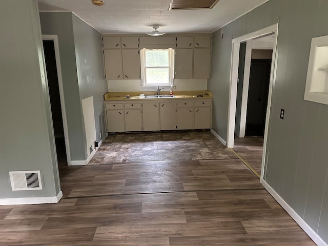 kitchen featuring sink, cream cabinets, dark hardwood / wood-style flooring, and ceiling fan