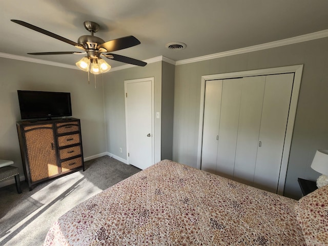 carpeted bedroom featuring ceiling fan, a closet, and crown molding