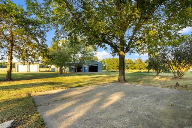 view of front facade featuring a front yard and an outdoor structure