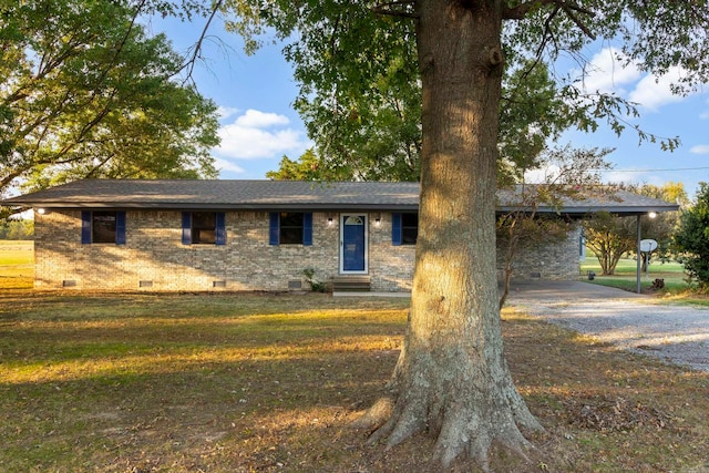 ranch-style house featuring a front lawn