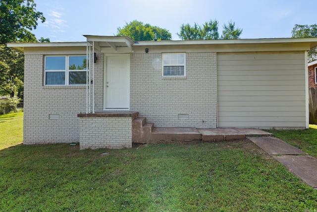 view of front of property with a front lawn