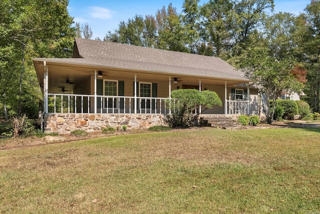 view of front facade featuring a front yard, covered porch, and ceiling fan