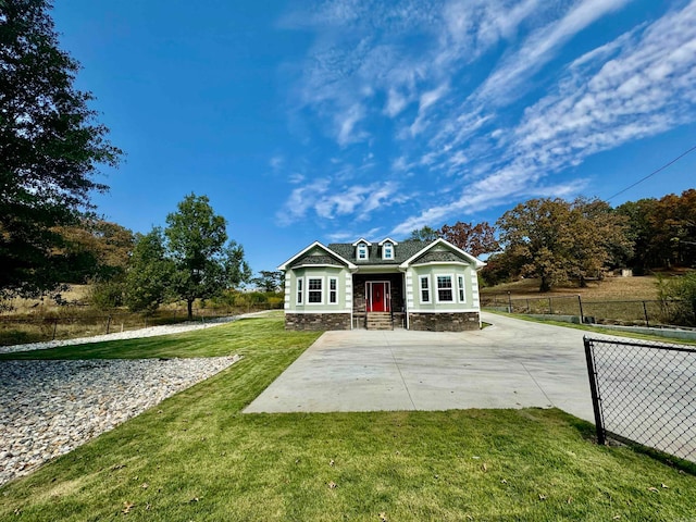 view of front of house featuring a front yard