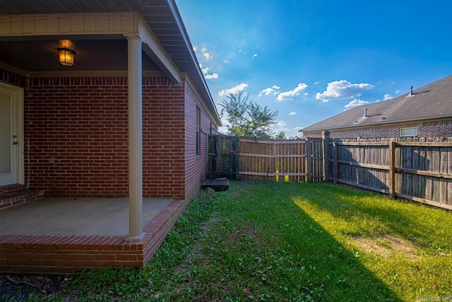 view of yard featuring a patio area