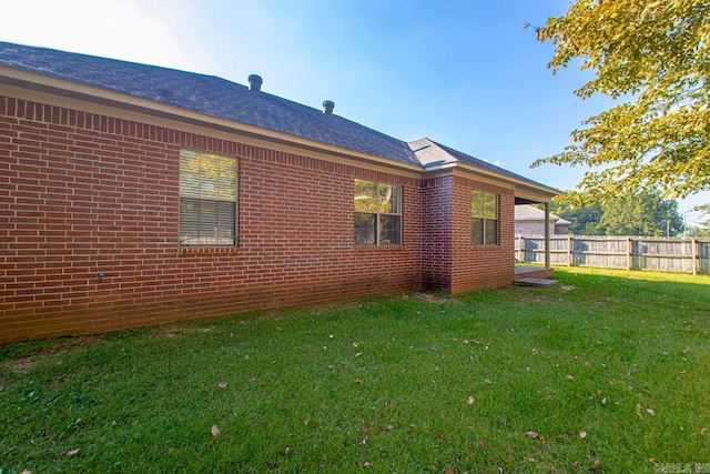 view of side of property featuring a lawn