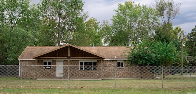 view of front facade featuring a front yard