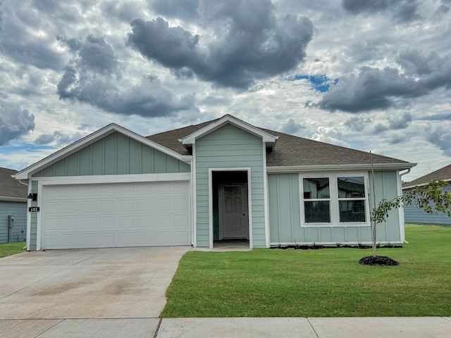 view of front facade featuring a front yard and a garage