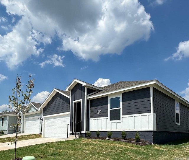 view of front facade featuring a garage and a front yard