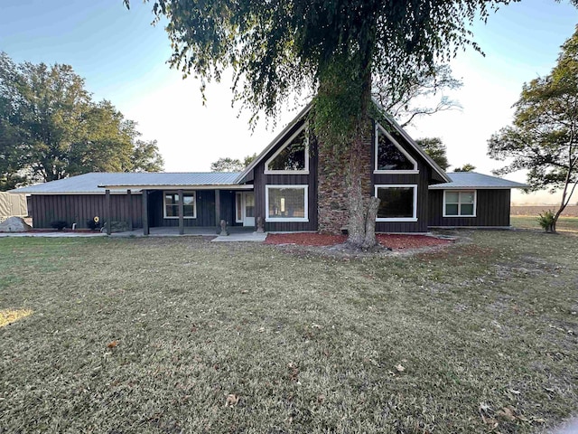 view of front of property featuring a yard