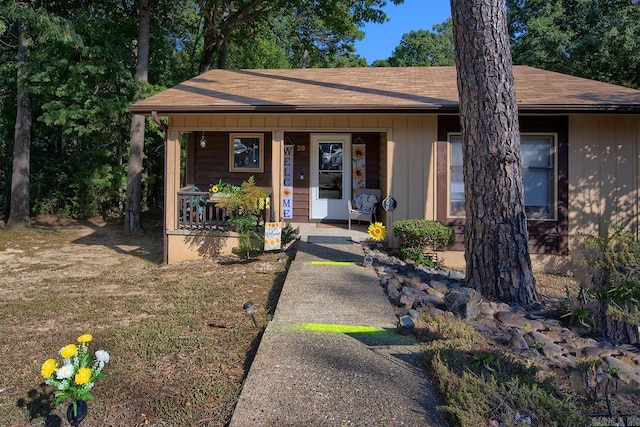 view of front of property featuring a porch