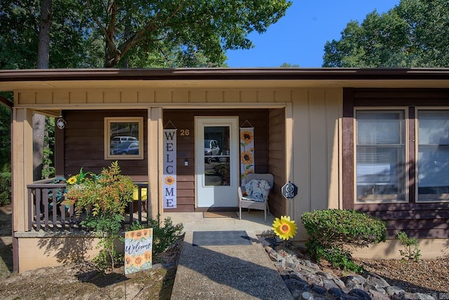 entrance to property featuring a porch