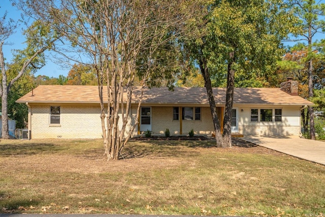 view of front of home with a front yard