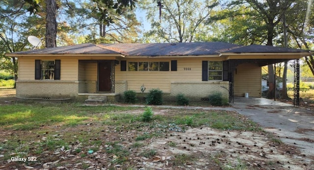 view of front facade featuring a carport