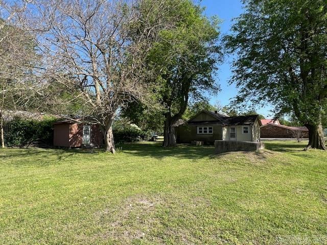 view of yard with a storage shed