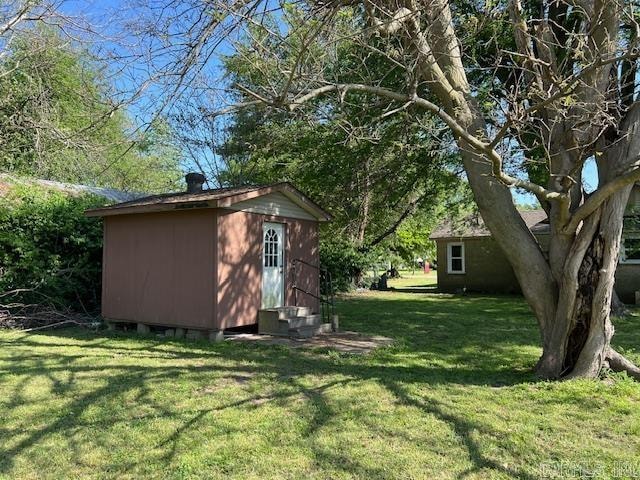 view of yard with a shed