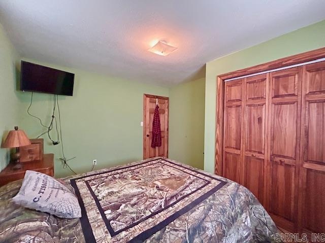 bedroom featuring a closet