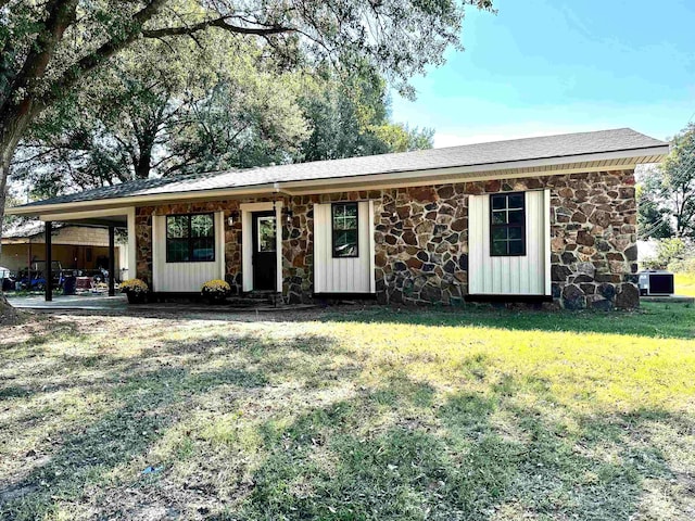 ranch-style house featuring a front lawn