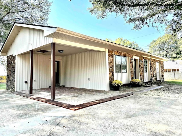 single story home with a carport