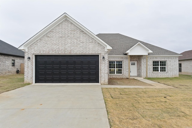 view of front facade featuring a garage and a front yard