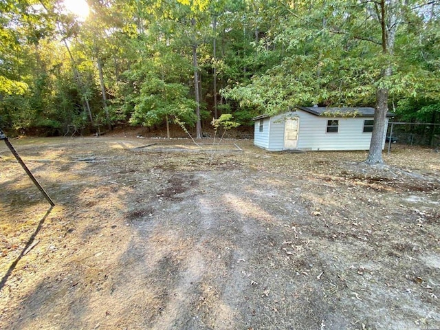 view of yard with an outdoor structure