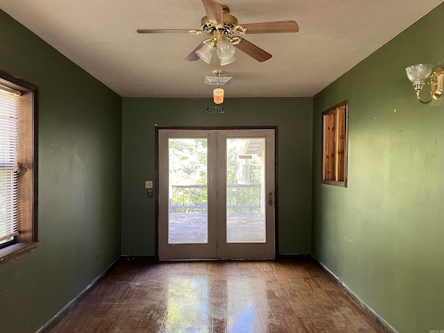 entryway with a textured ceiling, hardwood / wood-style floors, and ceiling fan