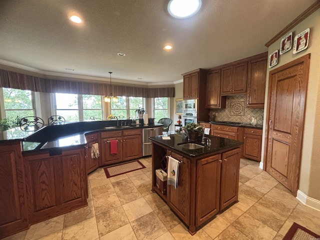 22 Alta Way, Hot Springs Village, AR 71909 - kitchen featuring stainless steel appliances, crown molding, tasteful backsplash, a center island with sink, and a sink